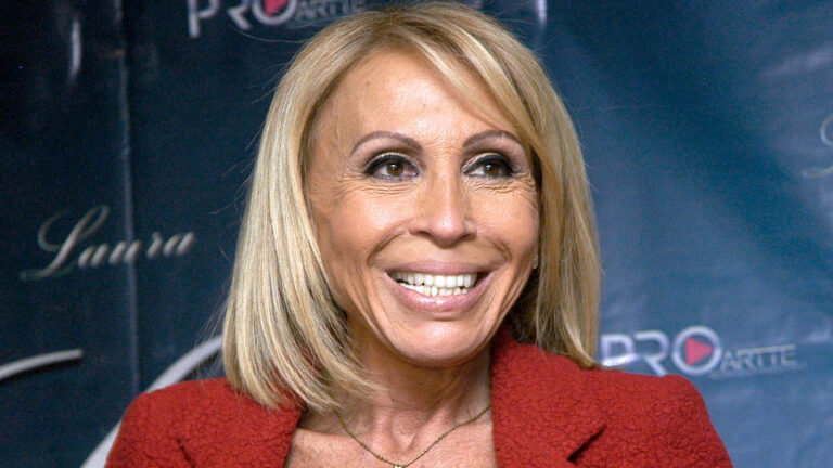 La presentadora de televisión Laura Bozzo, queda varada en la autopista del sol por bloqueo de la CETEG