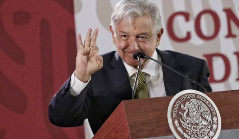 La felicidad no tiene que ver con el dinero: AMLo