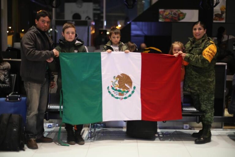 Rescatan a 57 mexicanos más refugiados en Rumanía