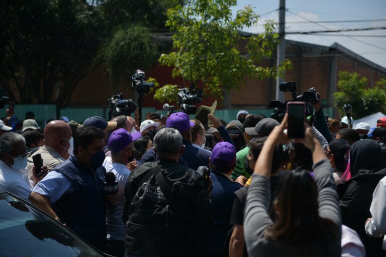 Cuevas lleva golpeadores de la Unión Tepito a su audiencia; agredieron periodistas 