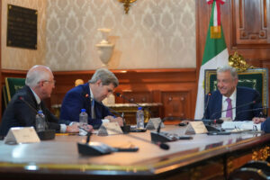 Celebra AMLO reunión amistosa, necesaria y benéfica con John Kerry