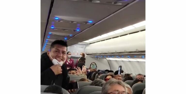 “Es un honor estar con Obrador”: celebran primeros pasajeros en volar rumbo al AIFA