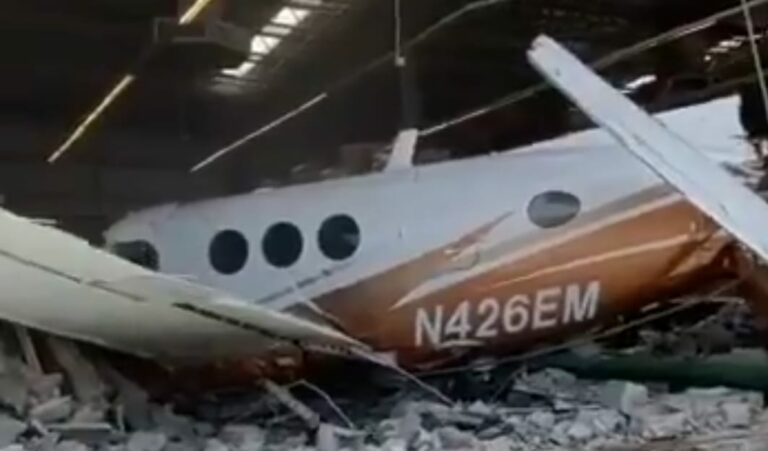 Avioneta se estrella en Aurrerá de Temixco, Morelos