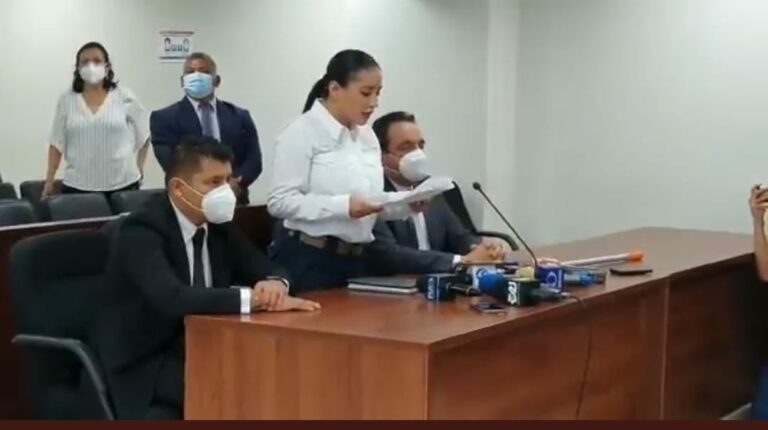 Tras violar acuerdo reparatorio, Sandra Cuevas ofrece disculpas a policías que agredió
