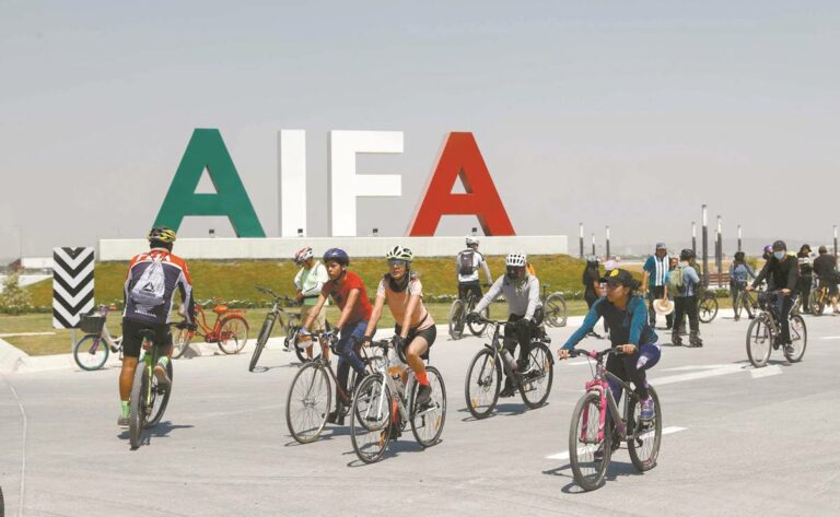 No solo rodaron en bicicletas simpatizantes de la 4T en Santa Lucía, también lo hicieron las lágrimas de la oposición: se mofan en redes