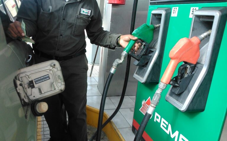 Otro logro de la 4T: con AMLO, la gasolina en México es más barata que en EE.UU., Alemania y Canadá 