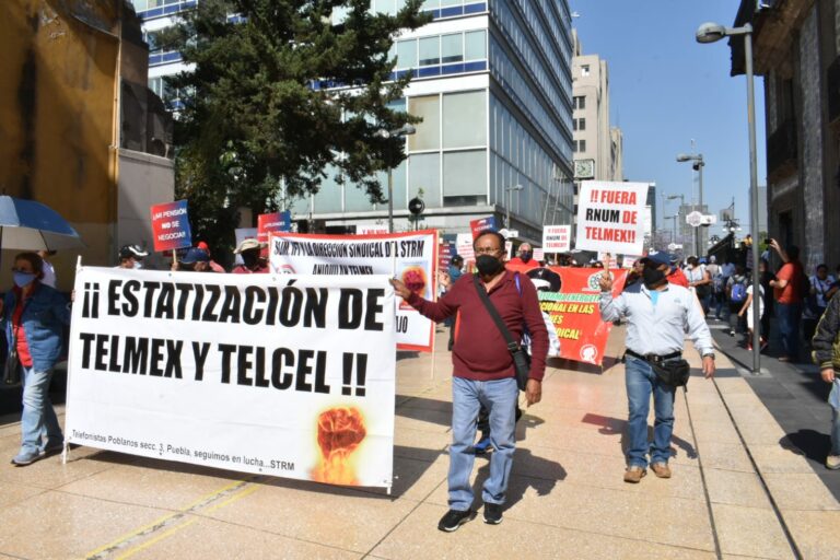 Telefonistas se manifiestan para  exigir un incremento salarial y exigir que jubilados y pensionados no sean excluidos de los asuntos importantes del sindicato