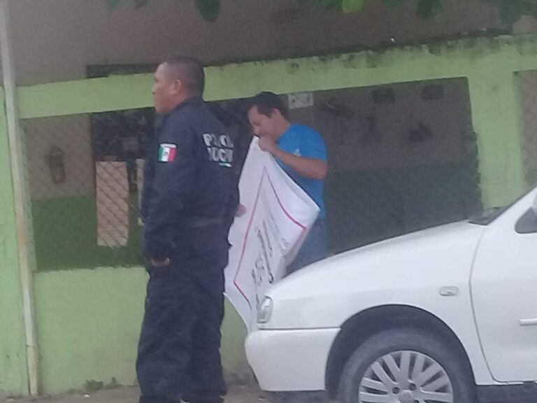 Funcionario electoral de Comalcalco, Tabasco es sorprendido retirando lonas de identificación en casilla