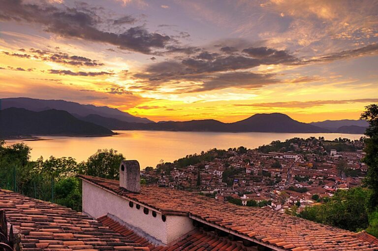 ¿Quién pompó? AMLO revela que Loret tiene propiedad de 8 hectáreas en Valle de Bravo