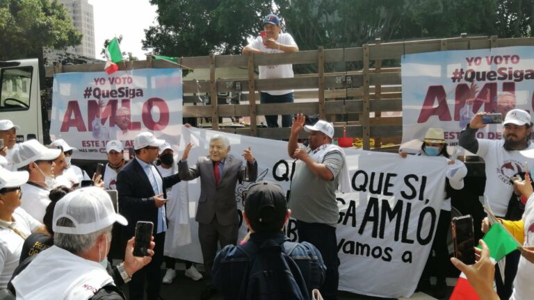 Migrantes realizan marcha pro AMLO en Los Angeles, California