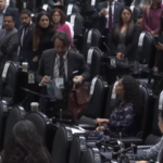 Cabildero de empresa extranjera es captado en medio de la reunión permanente de las comisiones unidas de Puntos Constitucionales y Energía
