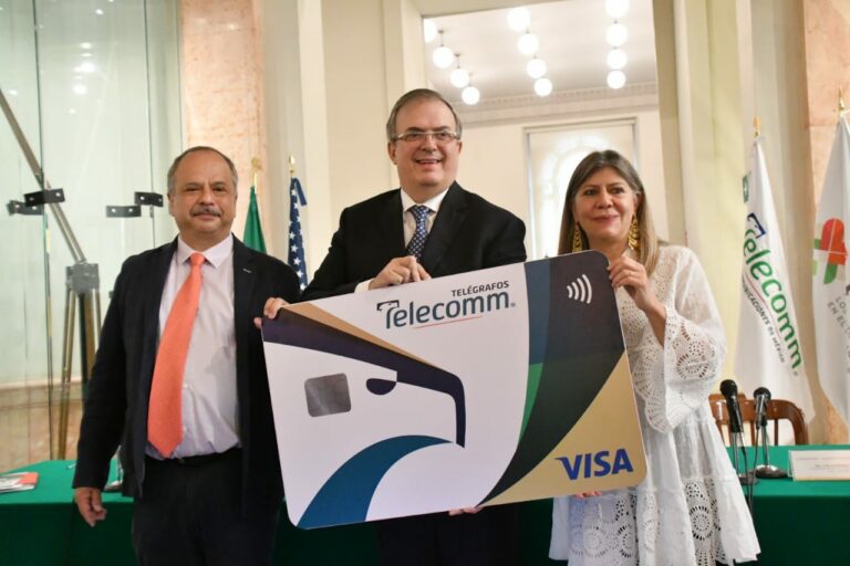 Gobierno de México presenta tarjeta de débito para recibir remesas sin comisiones
