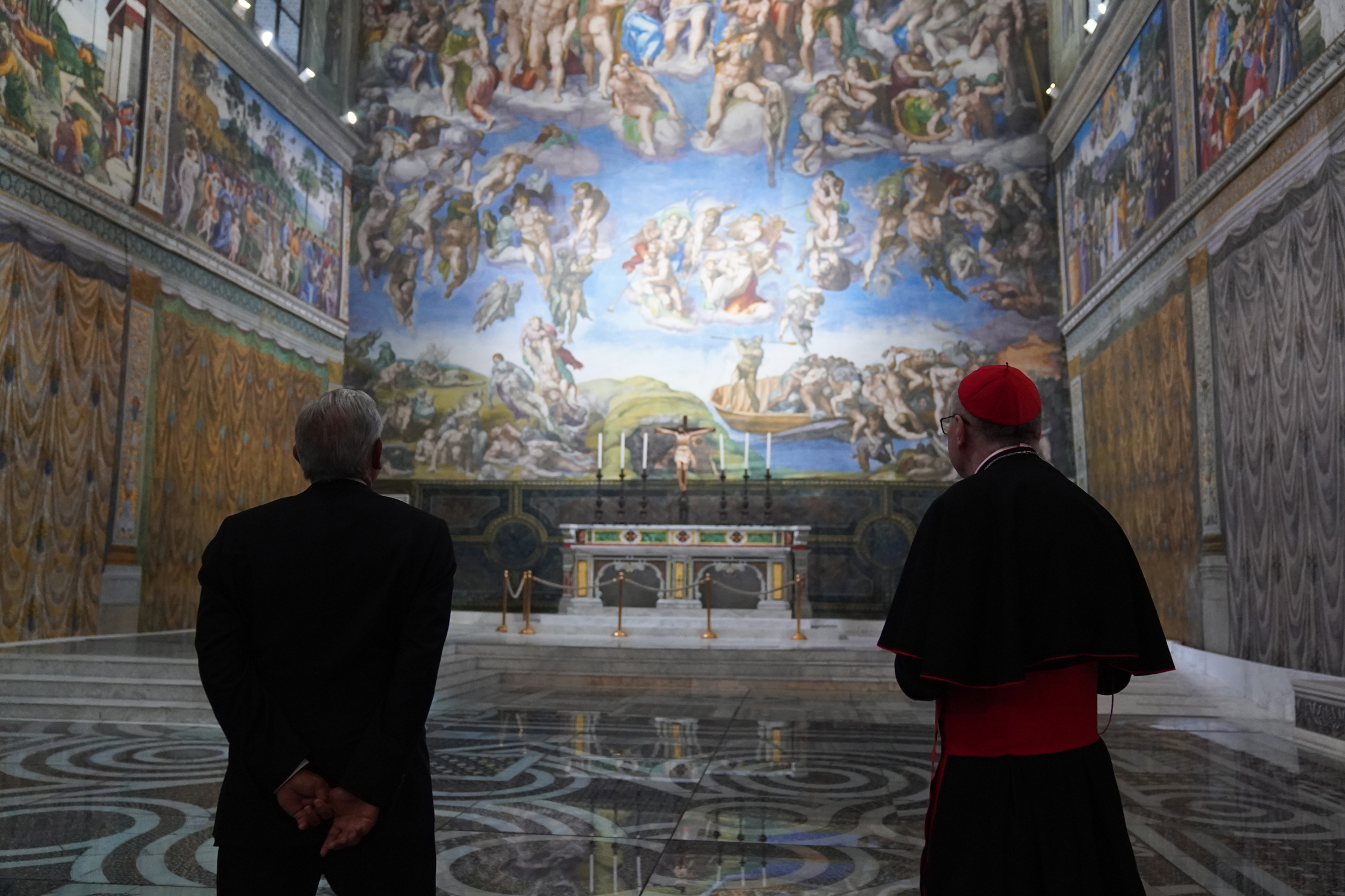 AMLO visita réplica de la Capilla Sixtina en el Zócalo de la CDMX y considera al papa Francisco un dirigente espiritual y humanista excepcional