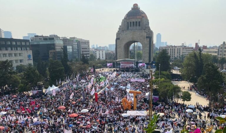 Simpatizantes de AMLO abarrotan Monumento a la Revolución por asamblea de la Reforma Eléctrica