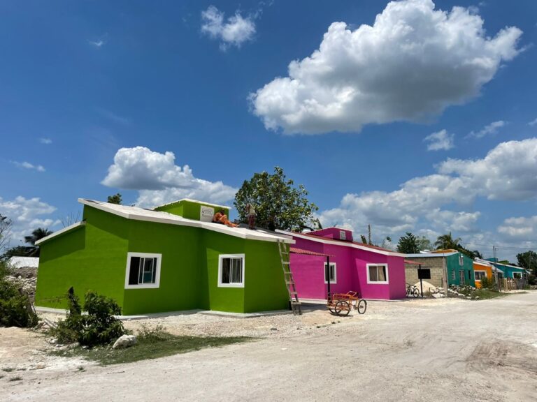 En Campeche, entregan viviendas a familias reubicadas por el Tren Maya