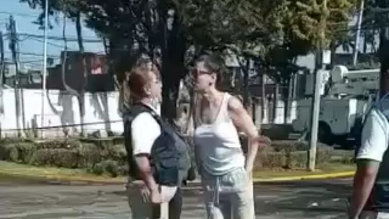Mujer escupe y agrede a guardia de seguridad en Metepec
