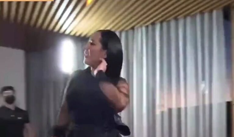 Sandra Cuevas presume haber asistido a alfombra roja organizada por Adela Micha
