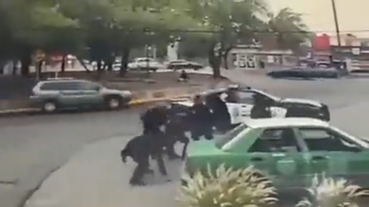 Policías de Monterrey se agarran a golpes entre ellos