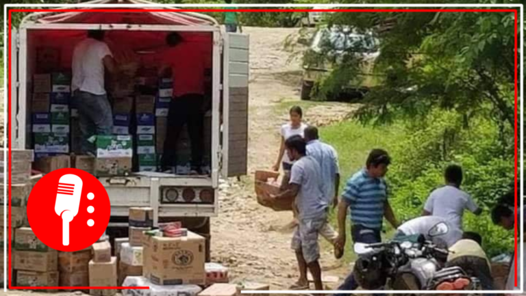 ¡Aún hay esperanza! Camión vuelca y ayudan al chófer a recuperar la mercancía en Oaxaca