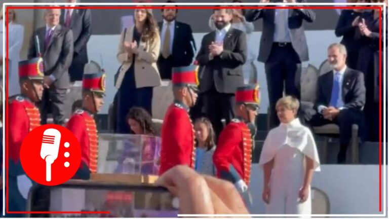 Le llueven criticas al Rey Felipe VI por gesto ante la espada de Simón Bolívar en Colombia