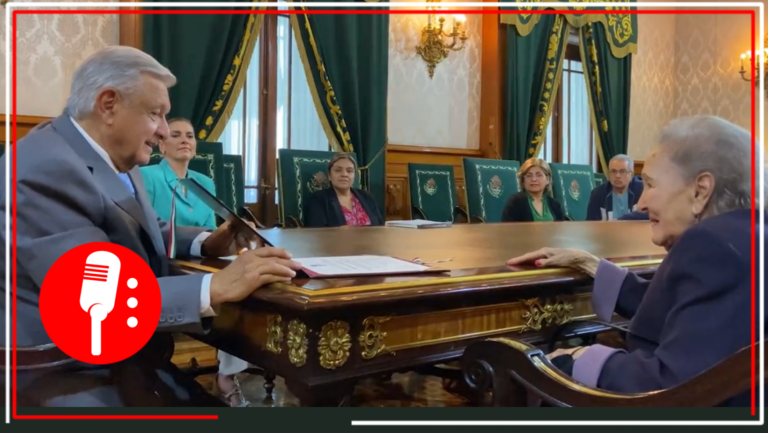 Andrés Manuel López Obrar entregó el reconocimiento ”Memoria del Mundo” del diplomático Gilberto Bosques Zaldívar a su hija Laura Bosques