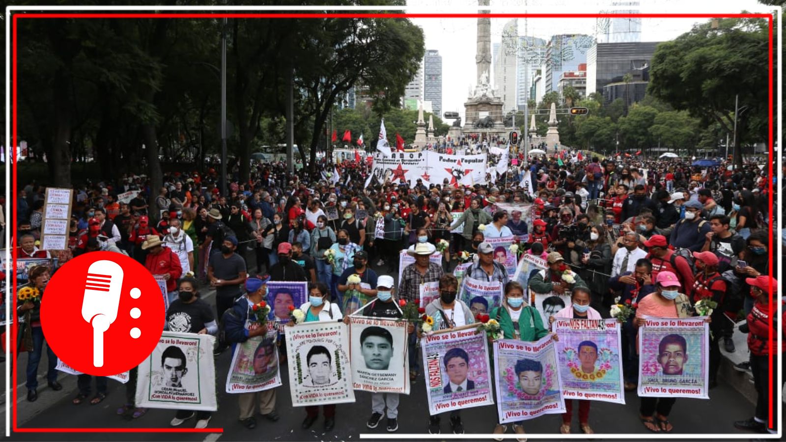Marcha a 8 años del caso Ayotzinapa; familiares se manifiestan en el Zócalo de la CDMX