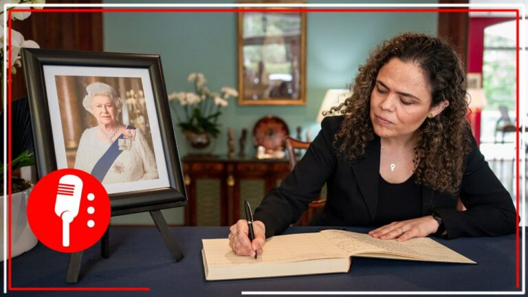 Gómez del Campo acude a Embajada de Reino Unido para firmar libro de condolencias de &#8220;su Majestad la Reina Isabel II&#8221;; en redes no pueden creer que no es un meme