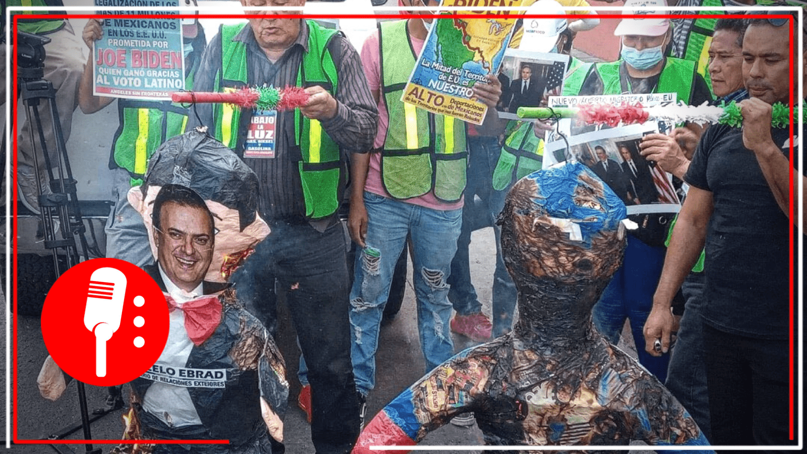 Un grupo de migrantes queman una piñata con la cara de Marcelo Ebrard y otra con la cara de Antony Blinken