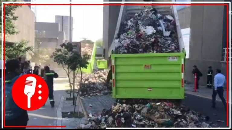 Trabajadores de limpia de NL protestan en el congreso local contra ley que pretende privatizar el servicio