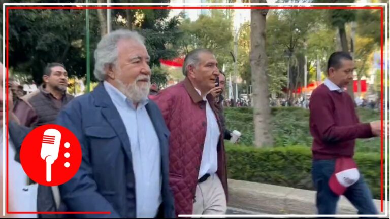 Llega Adán Augusto a la marcha de AMLO; es recibido con saludos