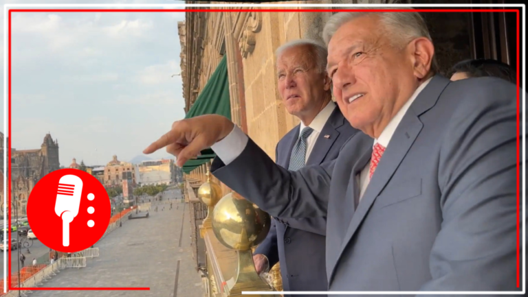 López Obrador enseña a Joe Biden a tocar la campana de Palacio Nacional y gritar “Viva México”