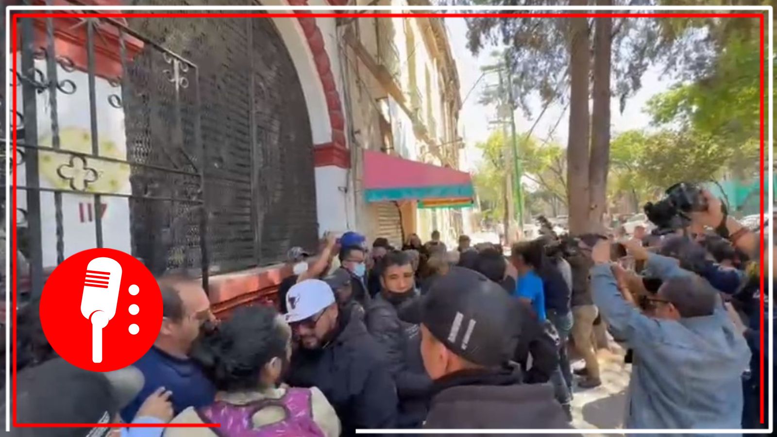 Decenas de personas protestan fuera de la casa de Sandra Cuevas tras cancelación del baile dominical (VIDEO)