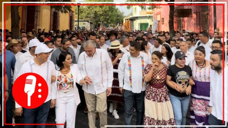 Arropa Adán Augusto a Salomón Jara durante su informe por los 100 días de gobierno en Oaxaca