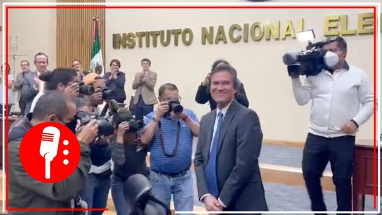 Parece chiste: Edmundo Jacobo es recibido con aplausos en su retorno al INE (VIDEO)