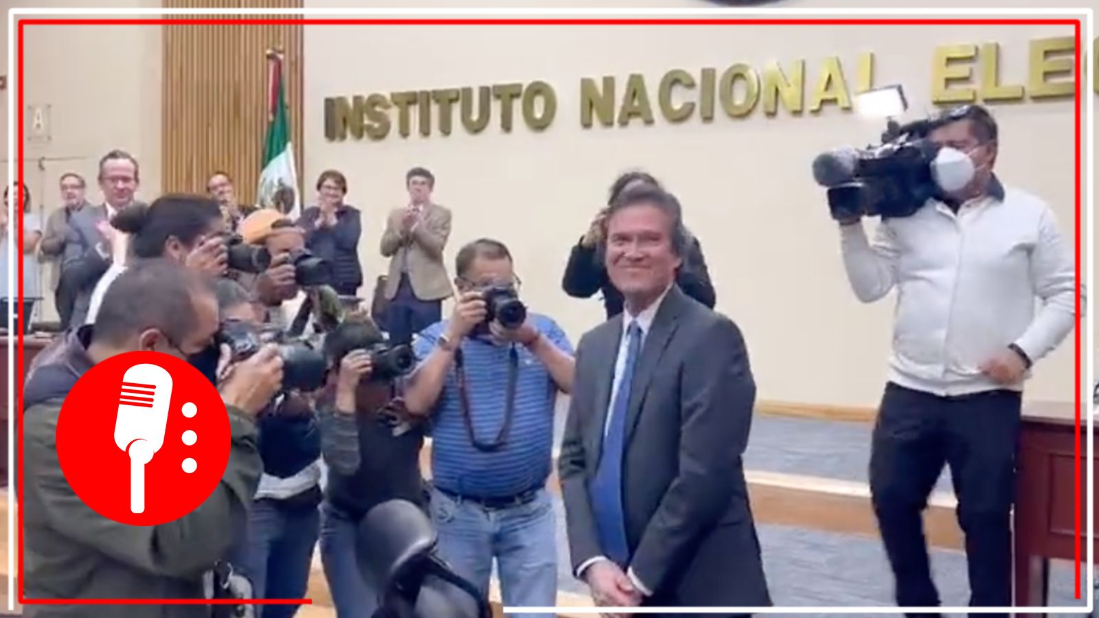 Parece chiste: Edmundo Jacobo es recibido con aplausos en su retorno al INE (VIDEO)