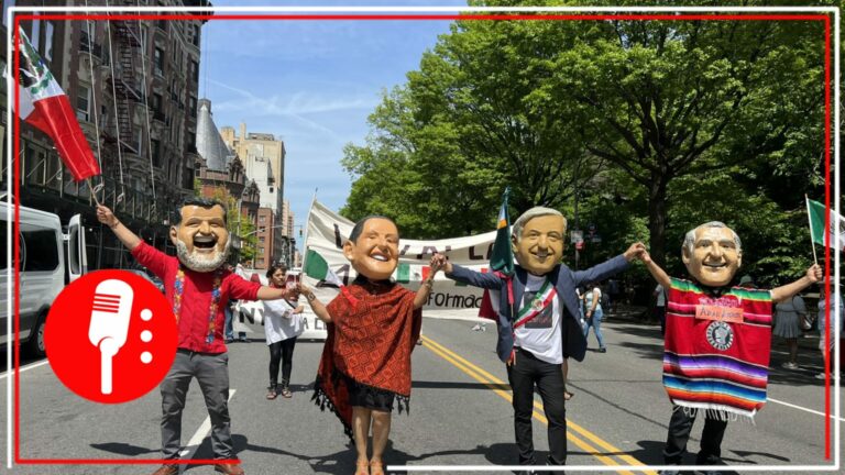 Botargas de las ‘corcholatas’ desfilaron en las calles de Nueva York, durante los festejos del 5 de Mayo