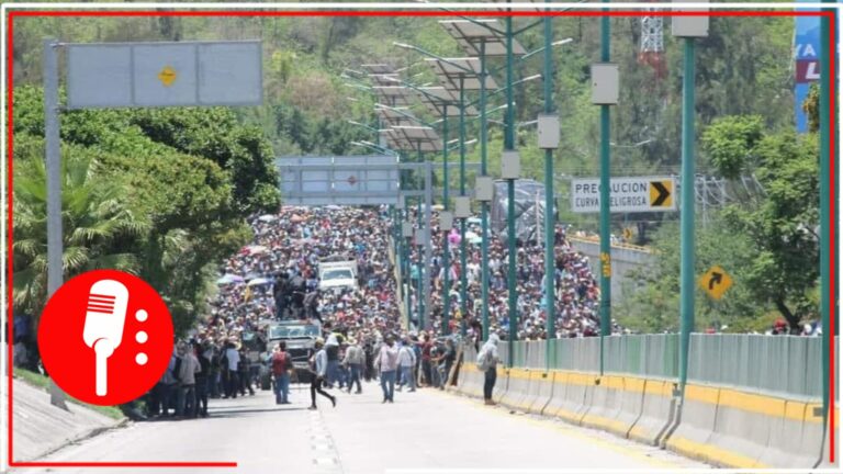 Al menos 500 transportistas agreden con palos y piedras a elementos de la GN y la policía estatal de Guerrero, esto en Petaquillas, Chilpancingo (VIDEO)