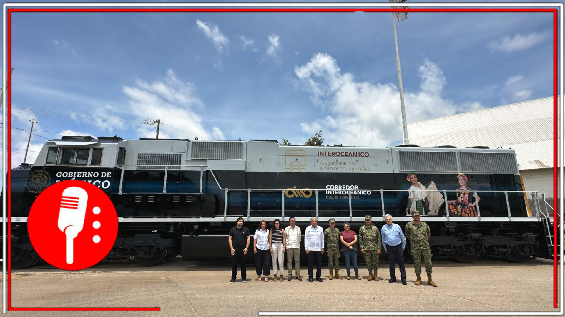 AMLO presume locomotora del Tren Interoceánico