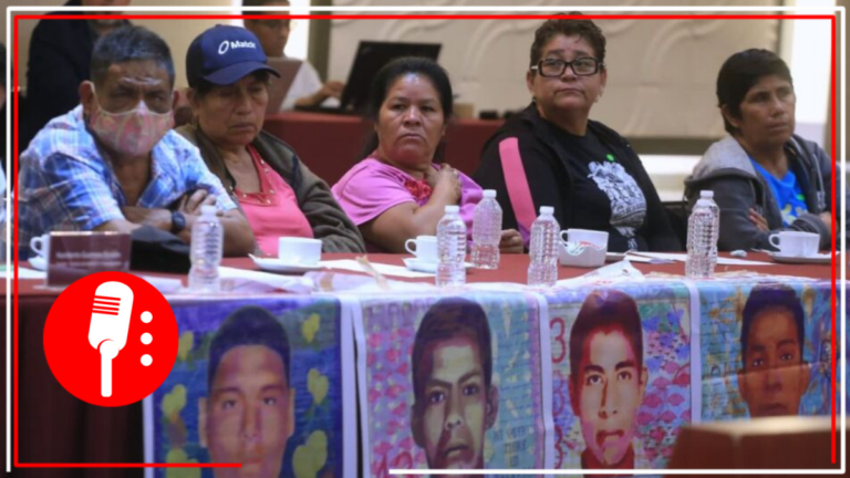 AMLO se reúne con padres de normalistas en Palacio Nacional
