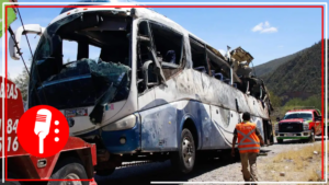 Detienen a chofer de autobús que volcó con migrantes en la carretera Oaxaca-Puebla