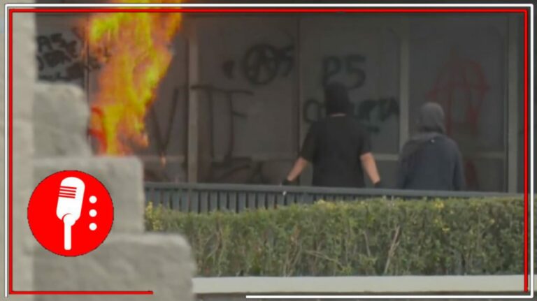 Un grupo de encapuchados prenden fuego a la puerta principal de la Torre de Rectoría de la UNAM