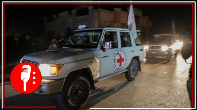 Cruz Roja traslada a personas liberadas por Israel. Foto: Xinhua.