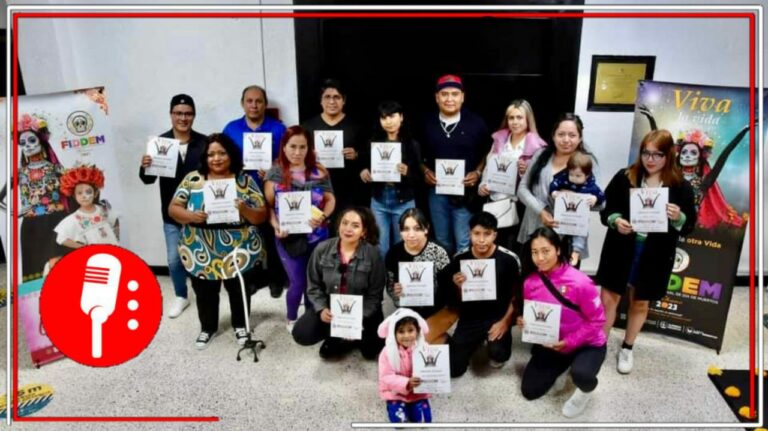 Berenice Hernández, alcaldesa de Tláhuac, premia a ganadores del concurso fotográfico de Catrinas 