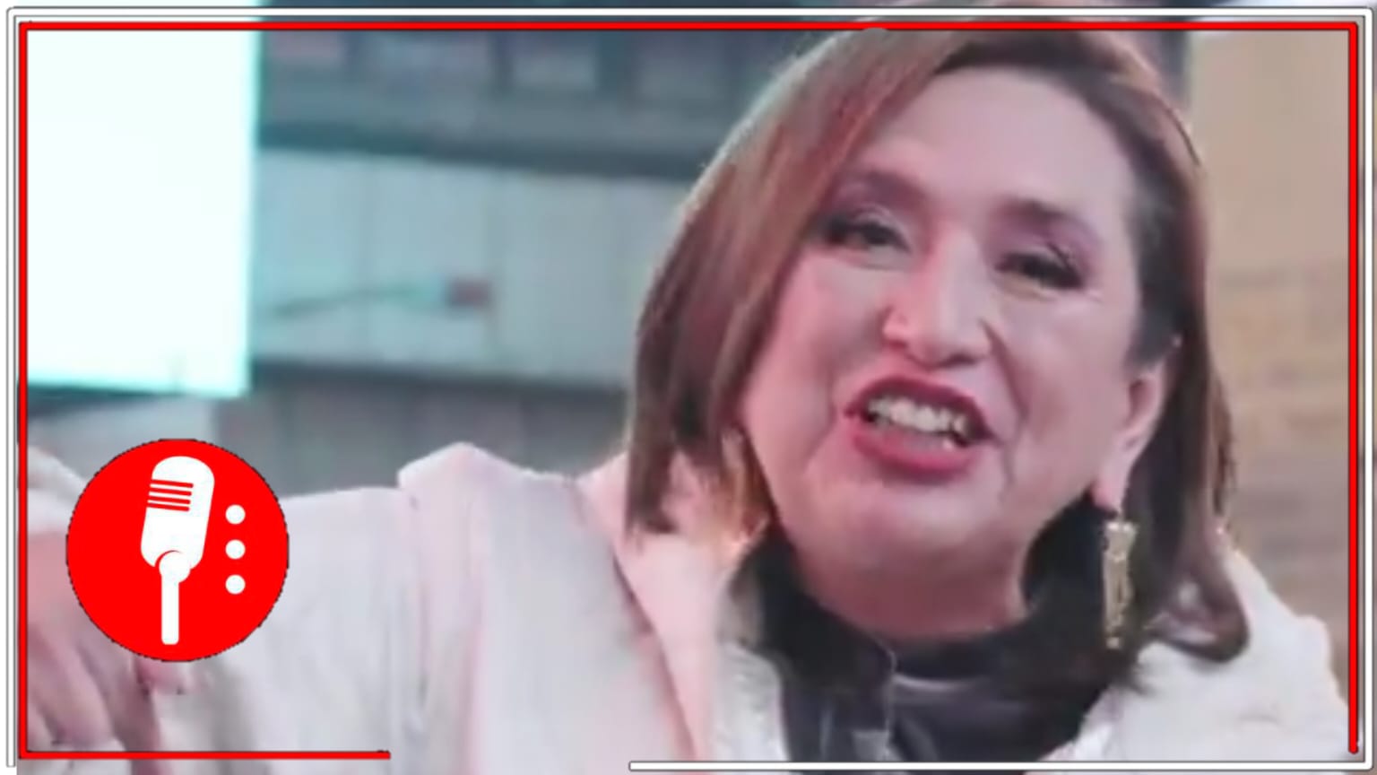 Tras su desastrosa gira por Nueva York, Xóchitl Gálvez graba spot en Times Square, completamente sola, abandonada por su violento equipo y sosteniendo un pedazo de cartón (VIDEO)