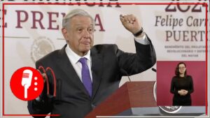 Resorteras, piedras y hasta balines: AMLO muestra algunos de los objetos que los presuntos normalistas usaron como armas en el intento de asalto a Palacio Nacional