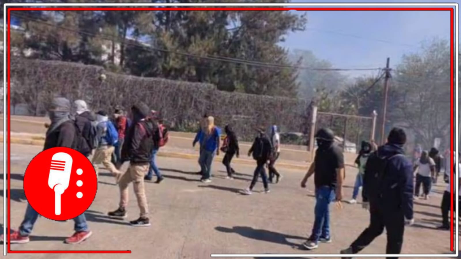 Normalistas de Ayotzinapa protestan afuera de la Fiscalía de Guerrero por la muerte de su compañero, Yanqui Kothan