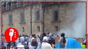 El Poder Judicial libera a militares criminales y presuntos normalistas lanzan petardos contra Palacio Nacional; hay 26 policías capitalinos heridos tras los hechos, reporta la SSC. (VIDEO)