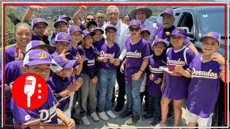 Durante supervisión de carretera Real del Monte-Huasca, AMLO saluda y anima a los Doraditos de Omitlán, equipo infantil de béisbol