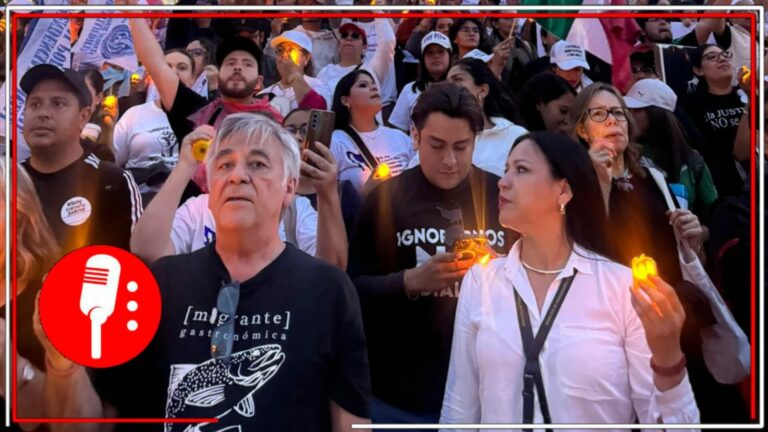 A pesar de su fracaso, siguen con su espectáculo: Un reducido grupo de trabajadores del PJF se concentraron en el Ángel de la Independencia para realizar un performance en vez de regresar a sus labores (VIDEO)