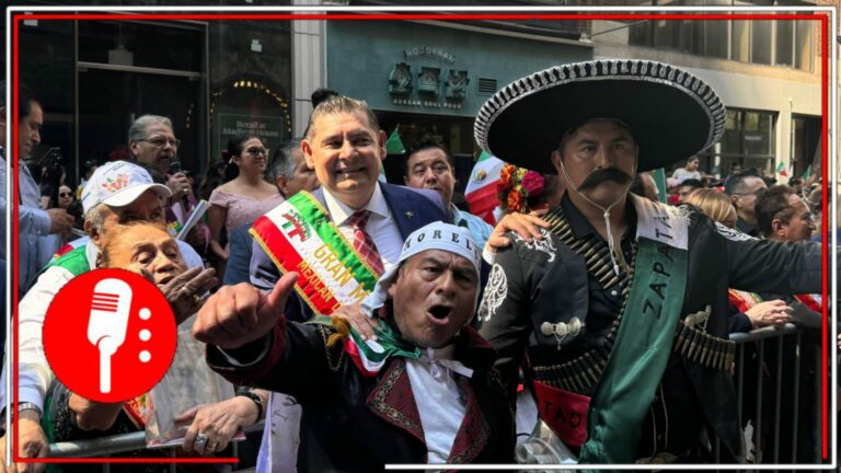 Alejandro Armenta participa en el desfile con la comunidad migrante en Nueva York